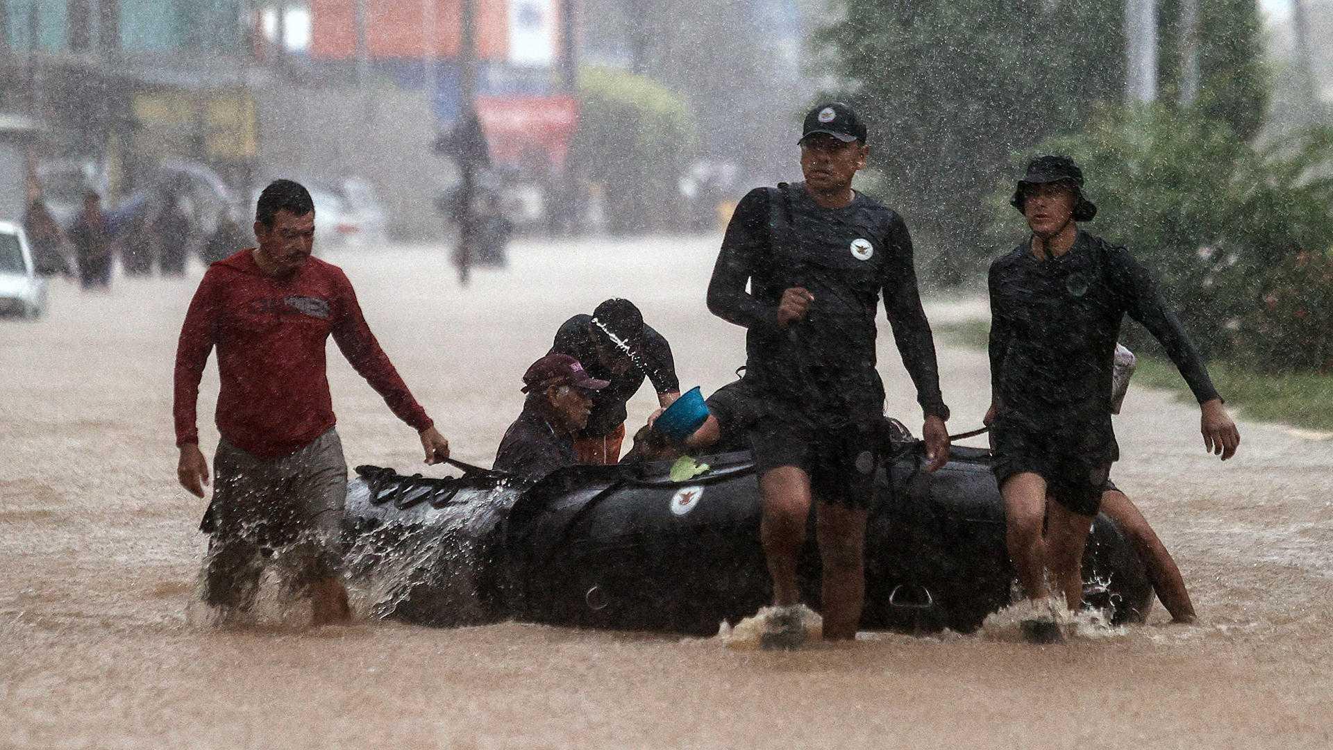 El huracán John ha dejado serias afectaciones en Acapulco, Guerrero