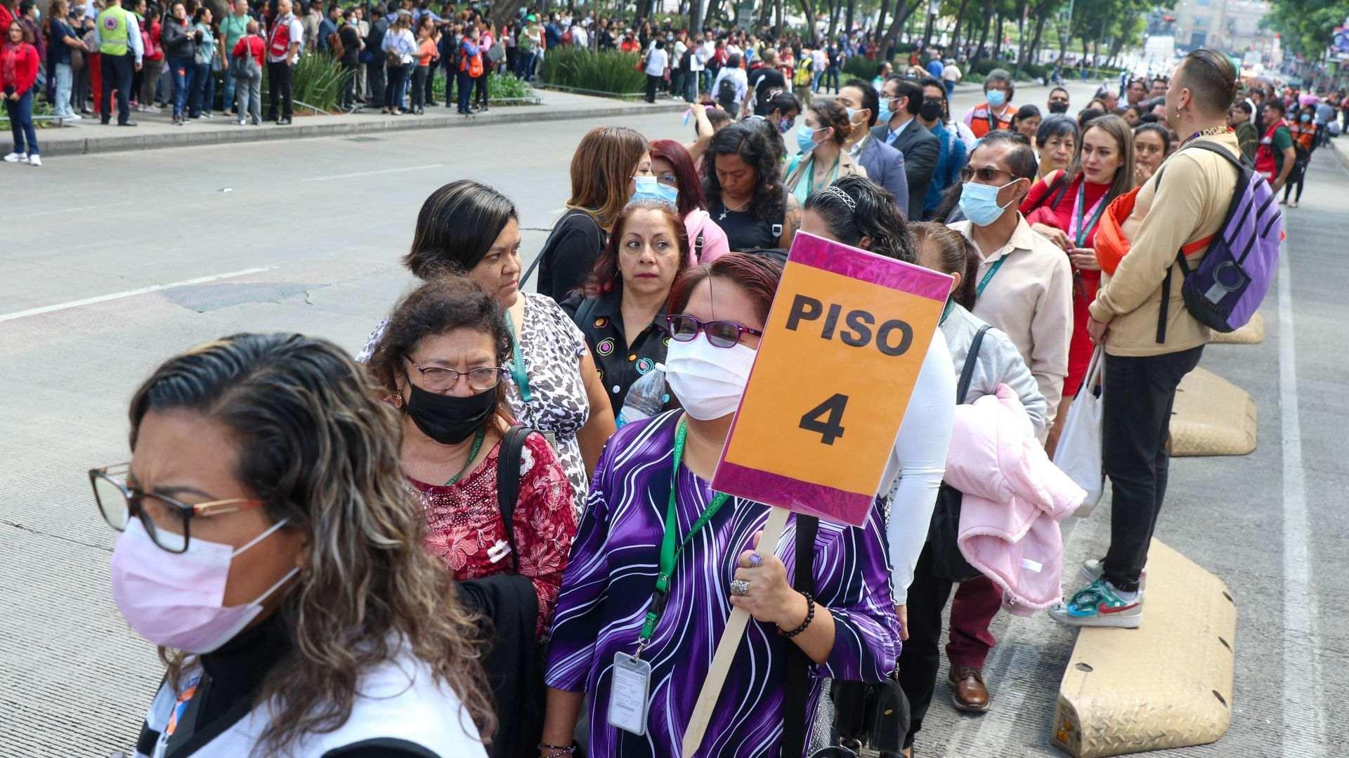 Personas desalojadas durante un ejercicio de simulacro en el centro de la ciudad