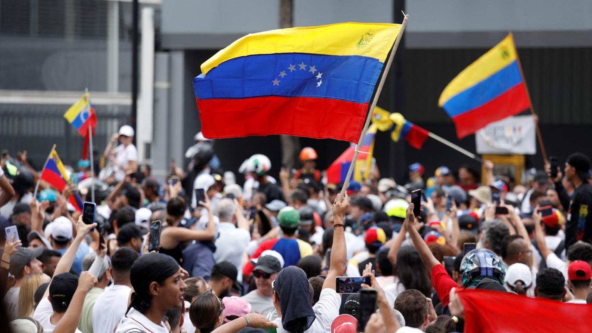 Manifestantes se reúnen para protestar contra los resultados electorales que otorgaron al presidente de Venezuela, Nicolás Maduro, un tercer mandato
