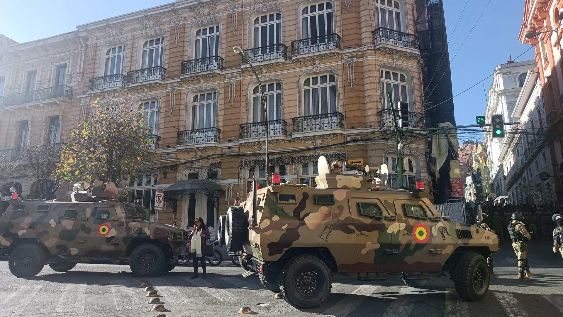 dos tanques militares frente a la sede del Gobierno de Bolivia, este miércoles en La Paz