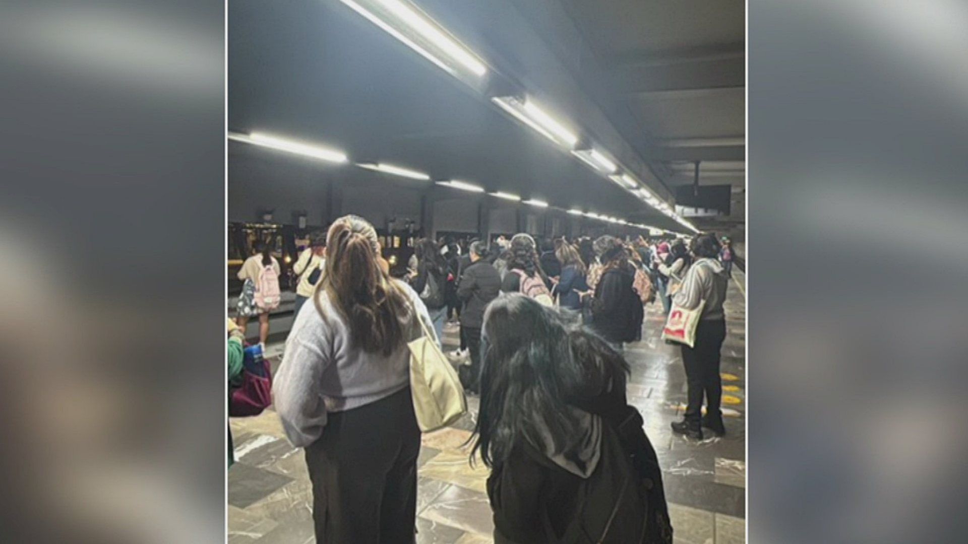 Estaciones llenas ante retraso en la Línea 3 del Metro CDMX. Foto: Captura de pantalla