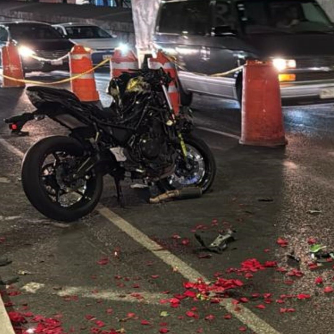 Motocicleta involucrada en choque en Viaducto Miguel Alemán. Foto: N+