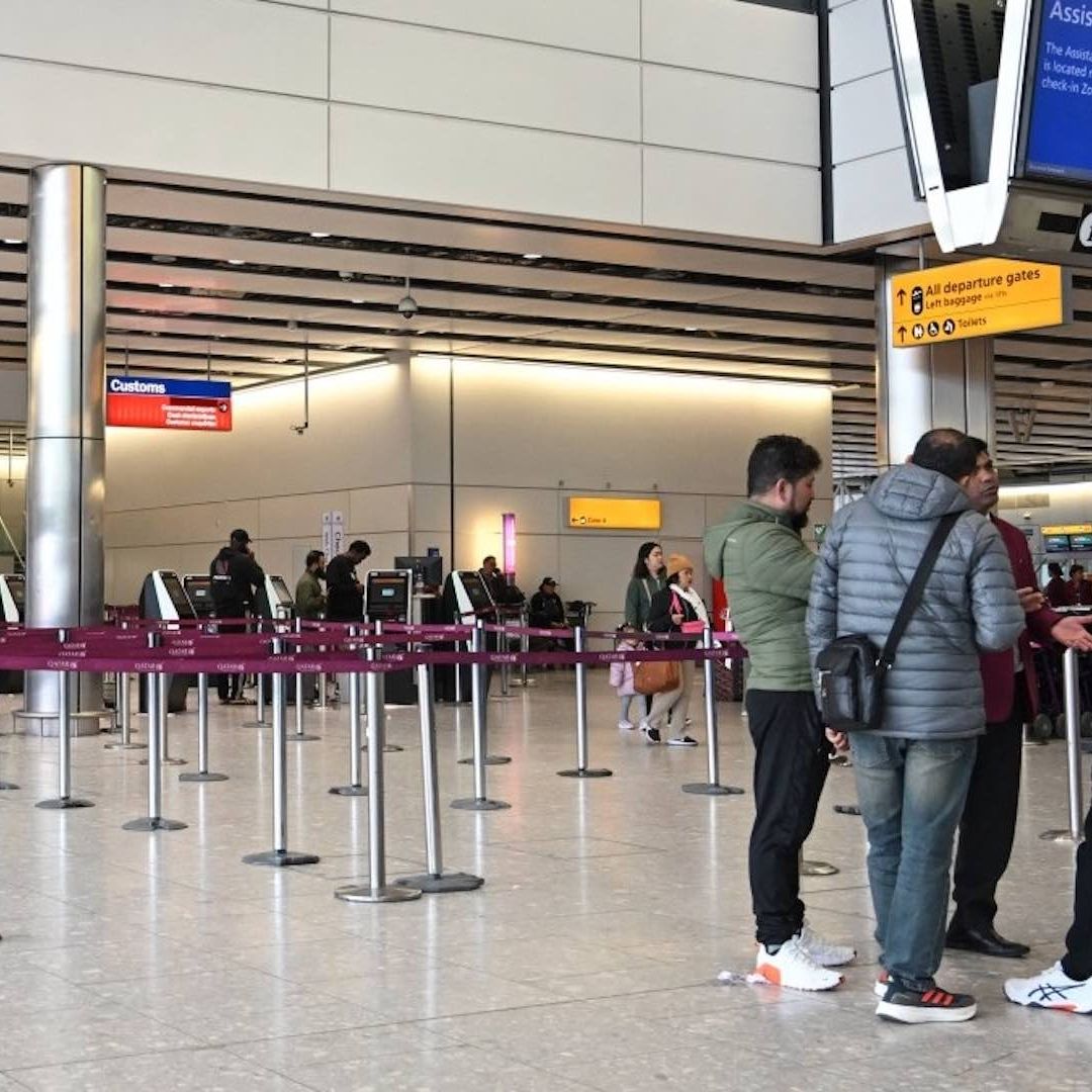 Personas esperan atención frente a Qatar Airlines en Londres