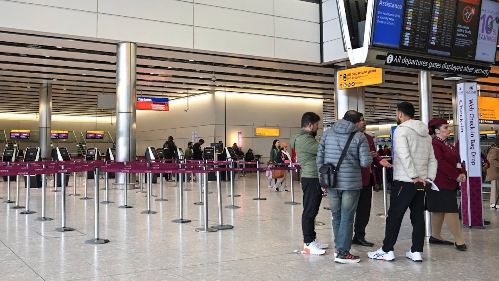 Personas esperan atención frente a Qatar Airlines en Londres