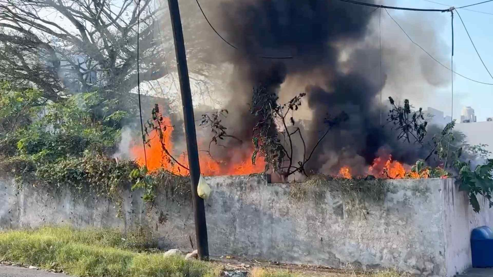 Incendio en Lote Baldío de Colonia Villa Rica en Boca del Río Veracruz Genera Movilización de Cuerpos de Emergencias