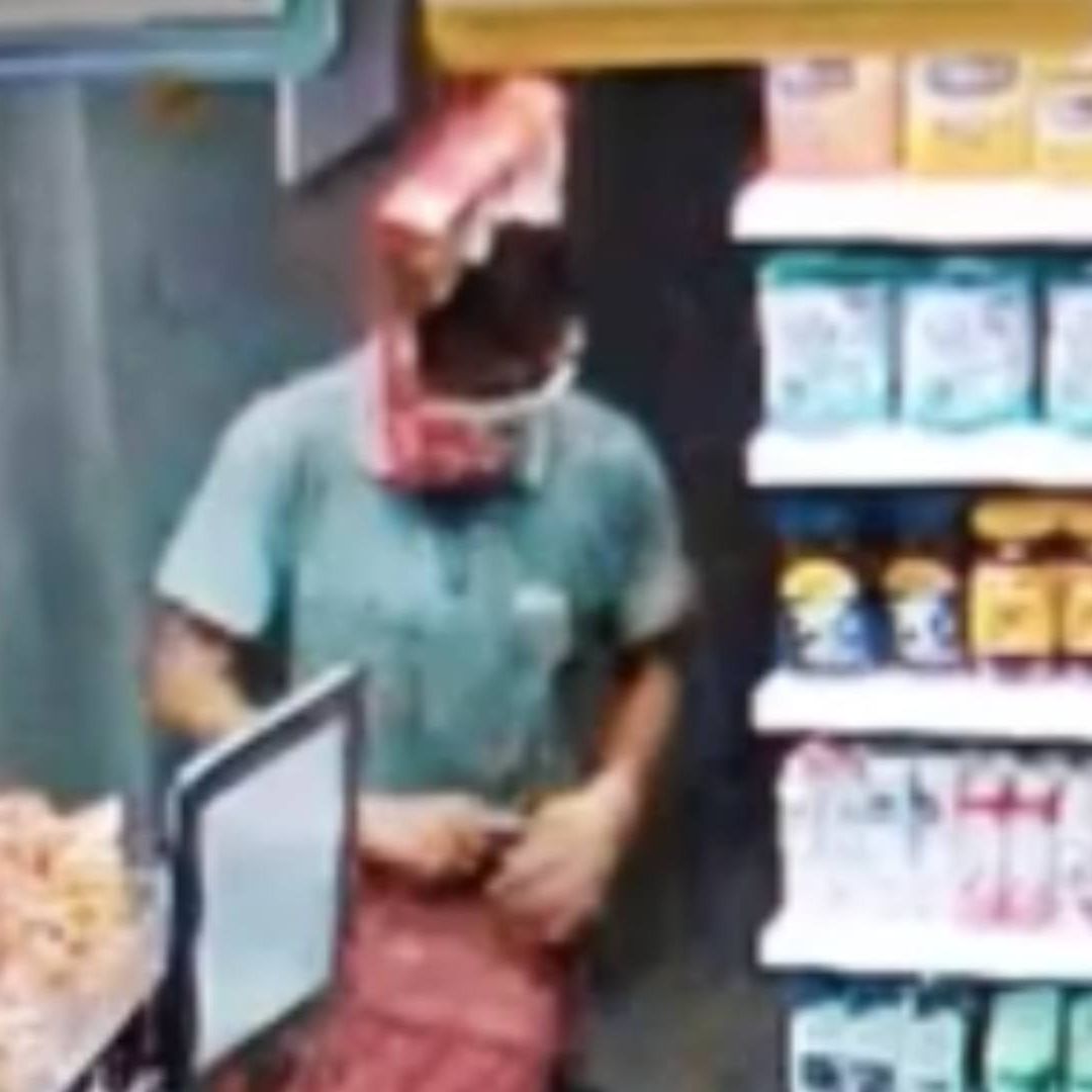 Hombre con caja de cereal
