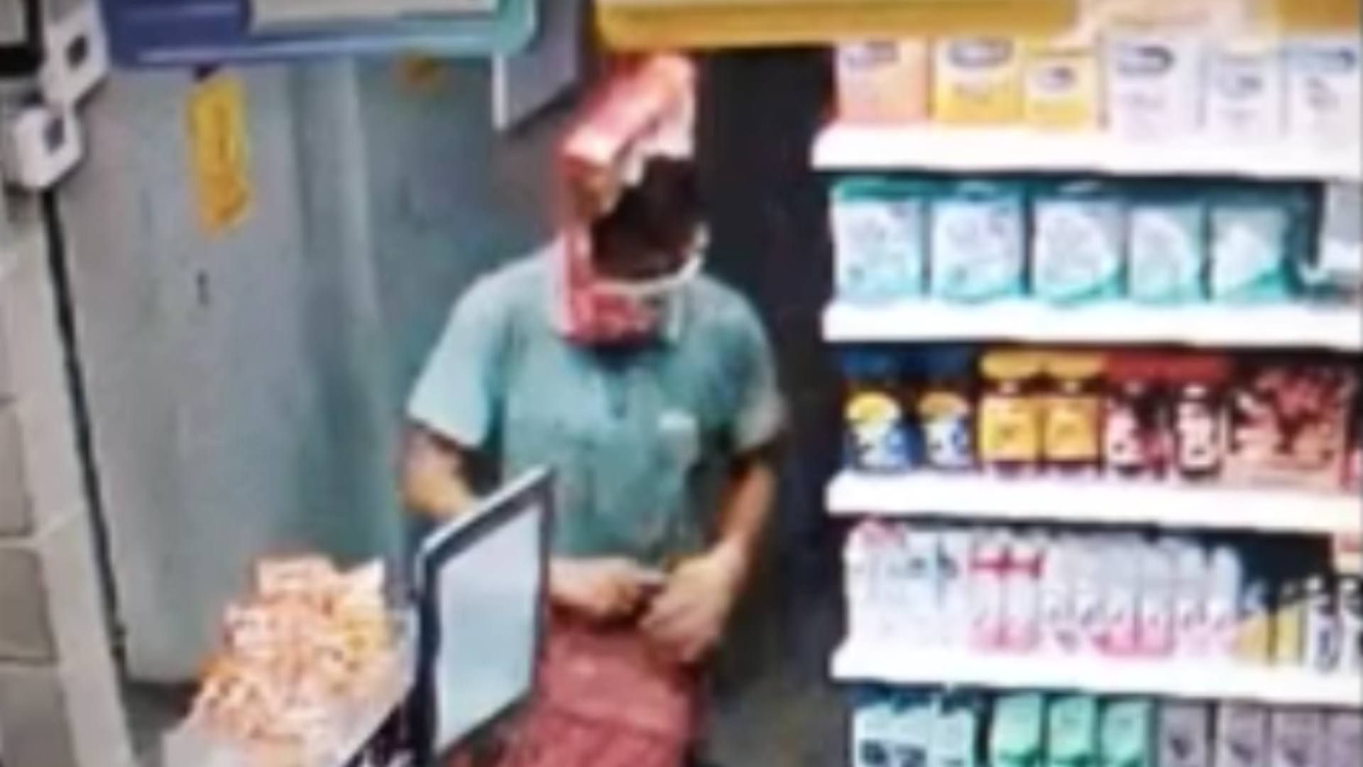 Hombre con caja de cereal