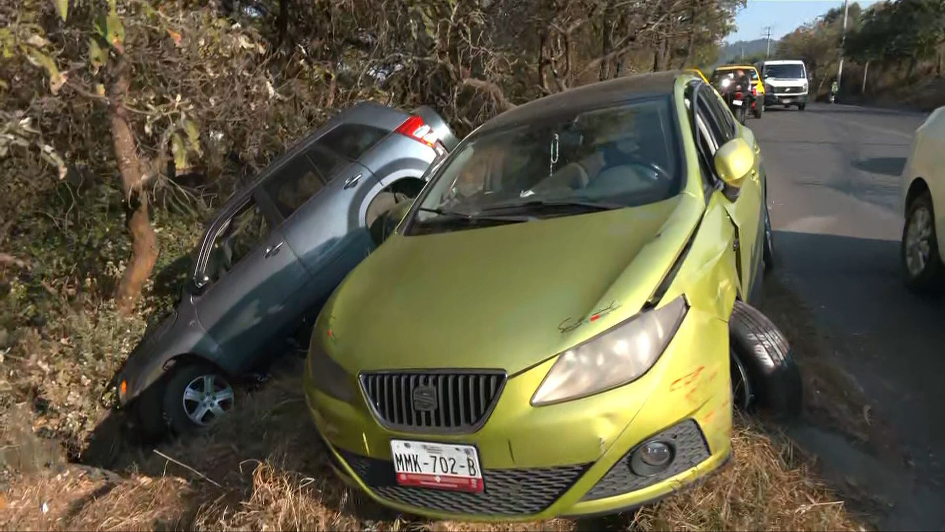 Auto se Va a Barranco Luego de Choque Múltiple en la Carretera Picacho ...