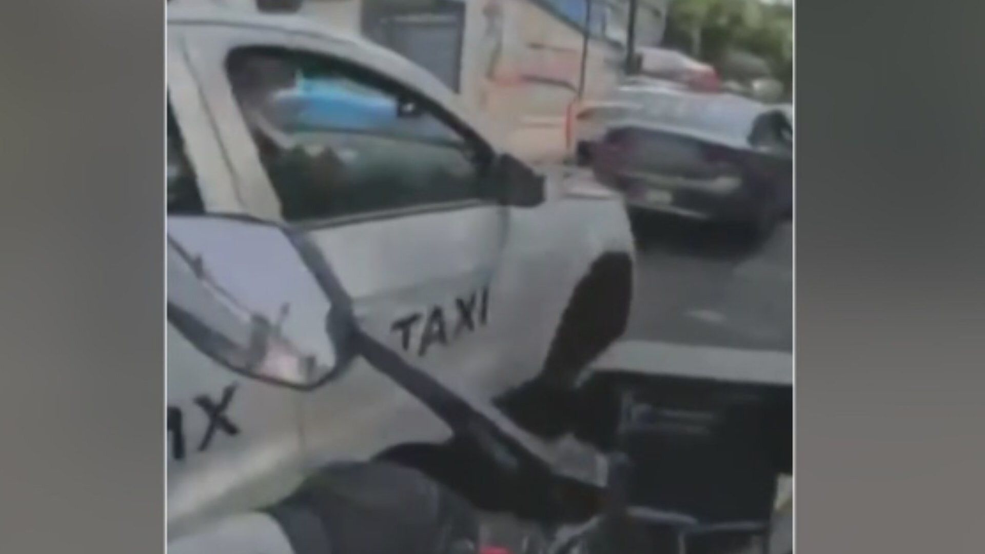 Captan en Video a Taxi de la CDMX Arrastrar a Policía tras Intentar ...