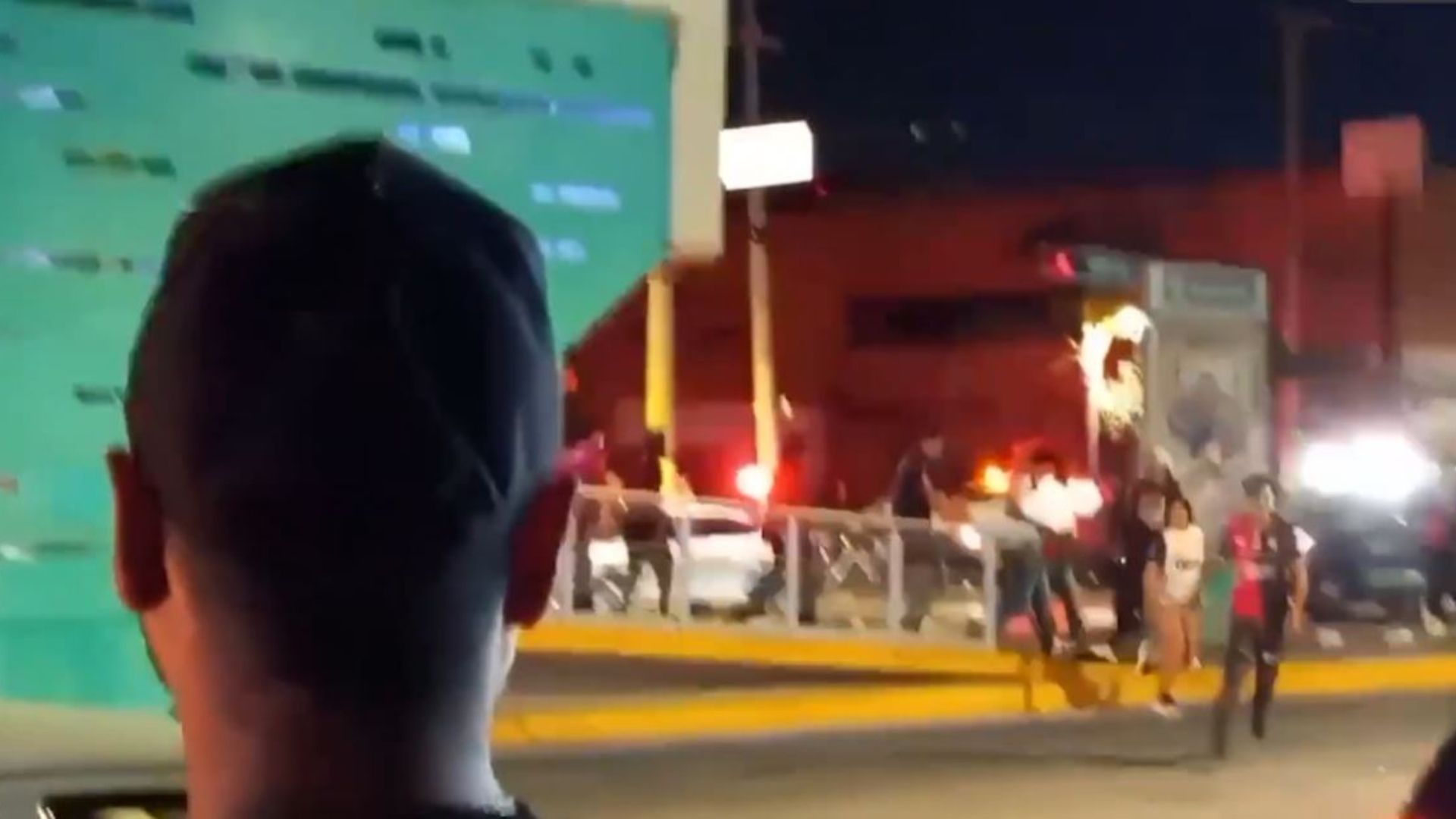 Aficionados de Chivas y Atlas protagonizan riña después de partido.