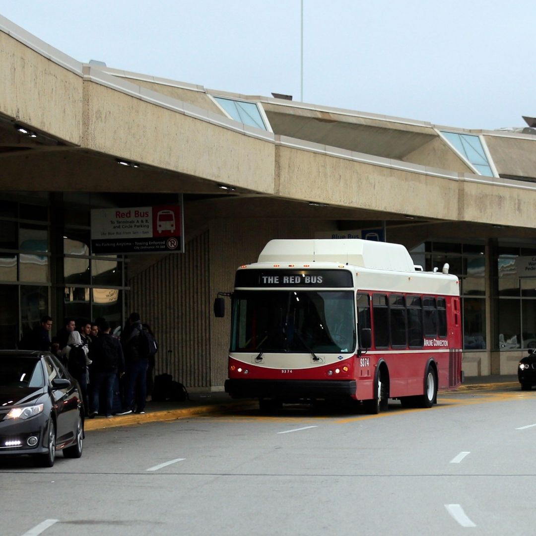 Después de dos horas de cierre por amenaza reabren aeropuerto de Kansas City.