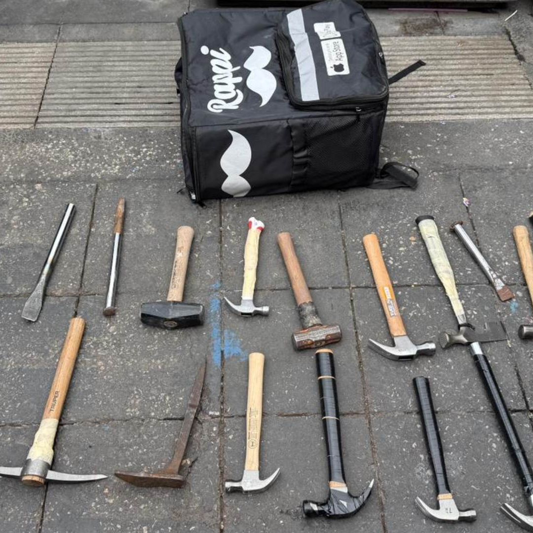 Retiran objetos peligrosos a manifestantes encapuchadas.
