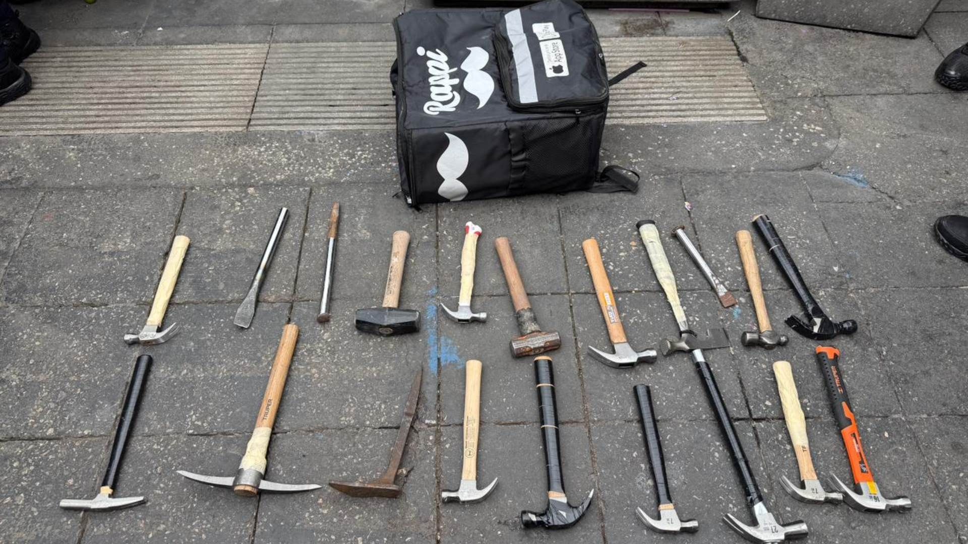 Retiran objetos peligrosos a manifestantes encapuchadas.