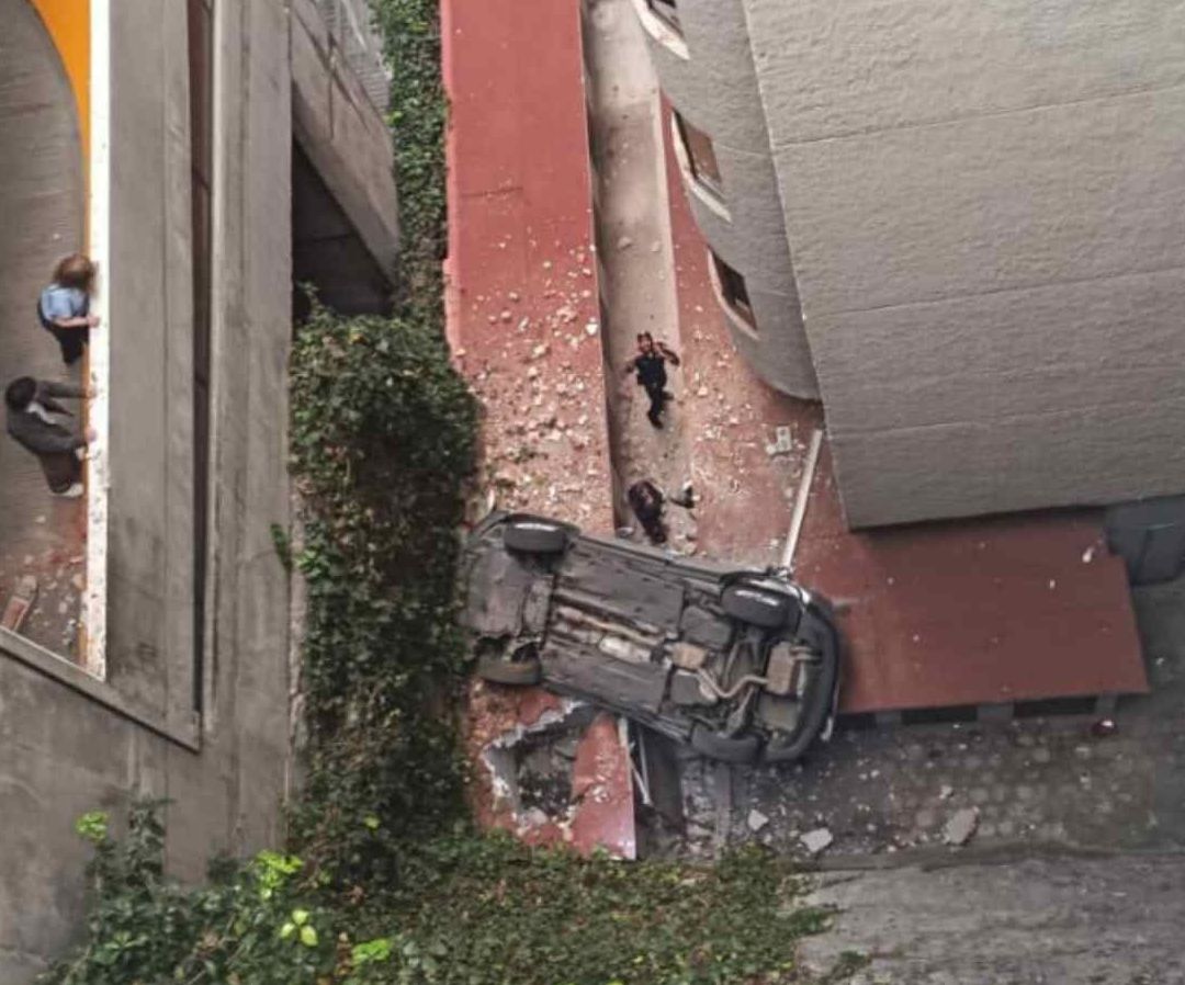 Cae auto desde un tercer piso. Foto: Alcaldía Cuajimalpa