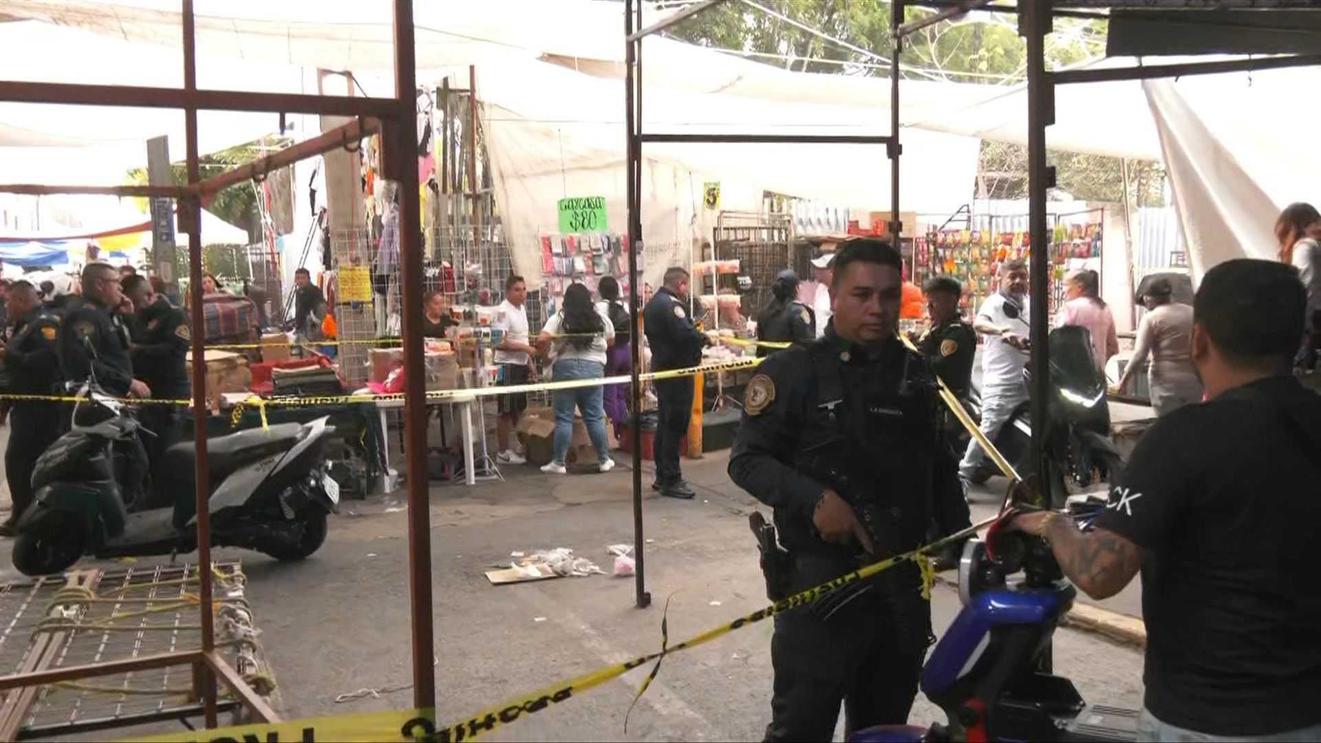 Policías reguardan la zona por balacera en Tepito