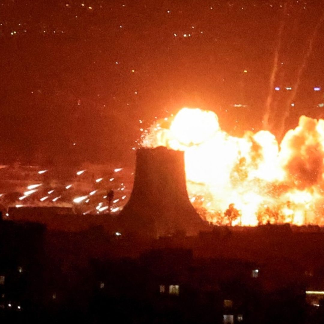 Destruye depósito de petróleo en Irán ataque de Israel y EUA.