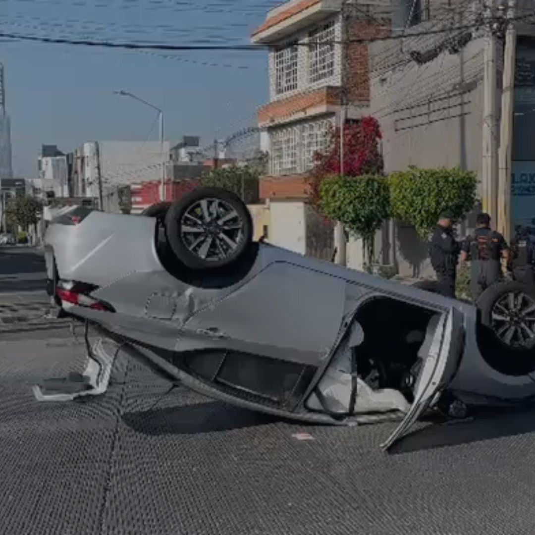 Volcadura Automóvil Circuito Juan Pablo II 27 Sur Puebla Conductor Ileso