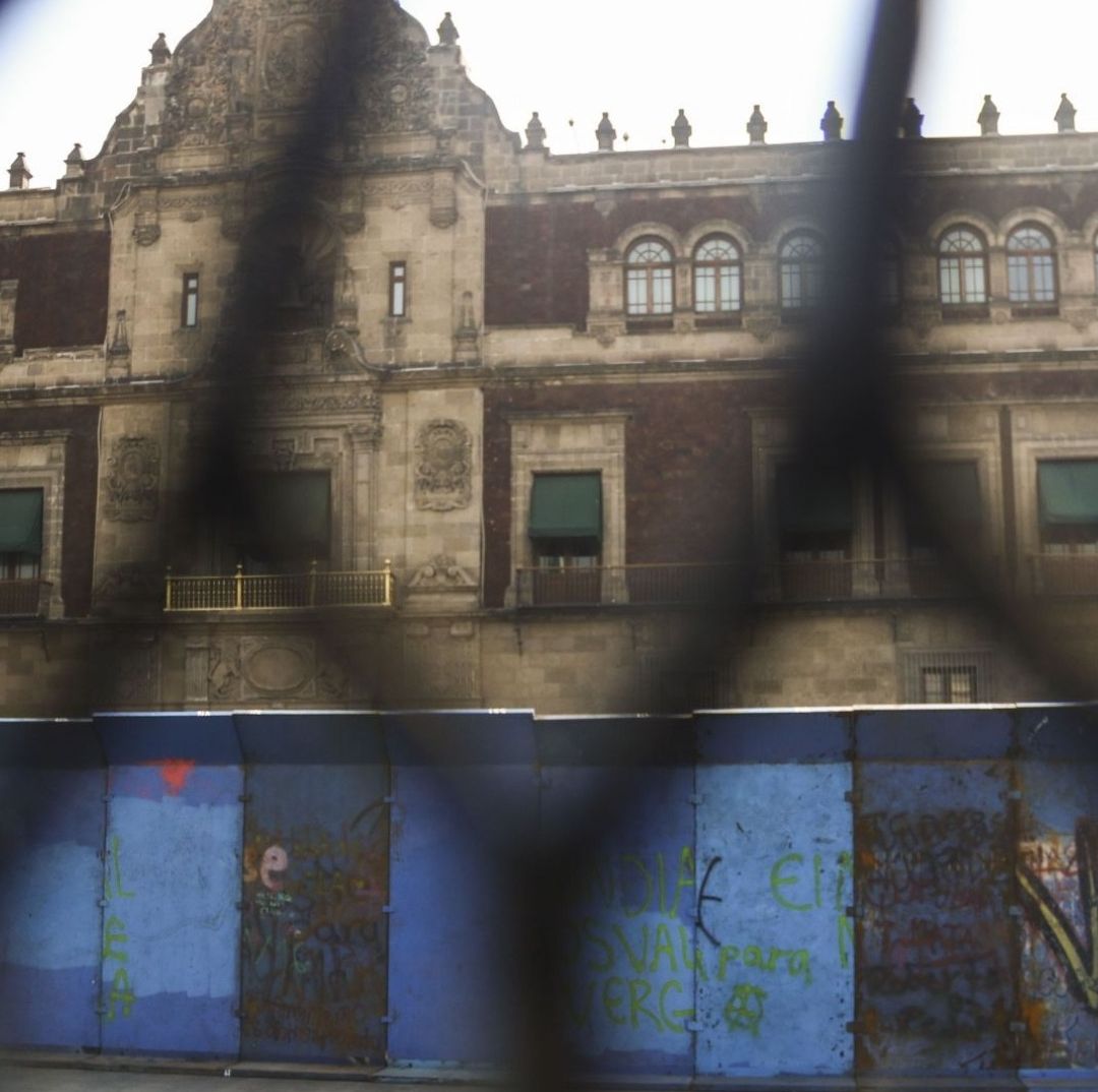 8M CDMX: Colocan Vallas en Catedral Metropolitana y el Palacio Nacional Previo a Marcha