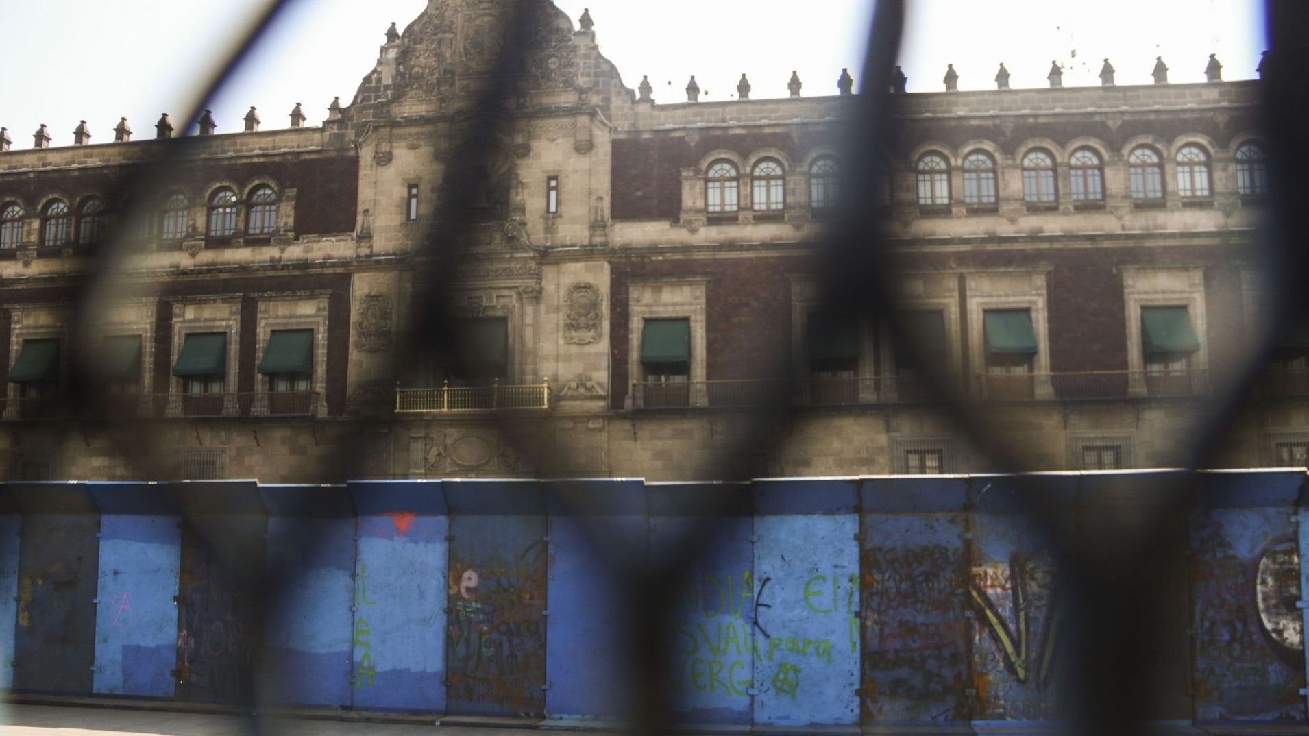 8M CDMX: Colocan Vallas en Catedral Metropolitana y el Palacio Nacional Previo a Marcha