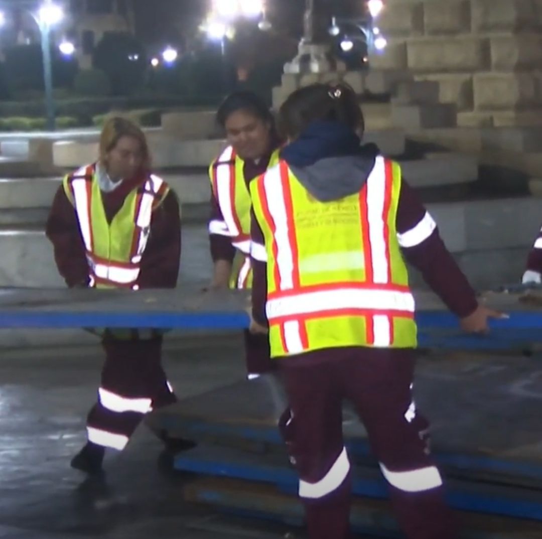 Mujeres Trabajadoras de Obras y Servicios Colocan Vallas en CDMX Previo a Movilizaciones por 8M