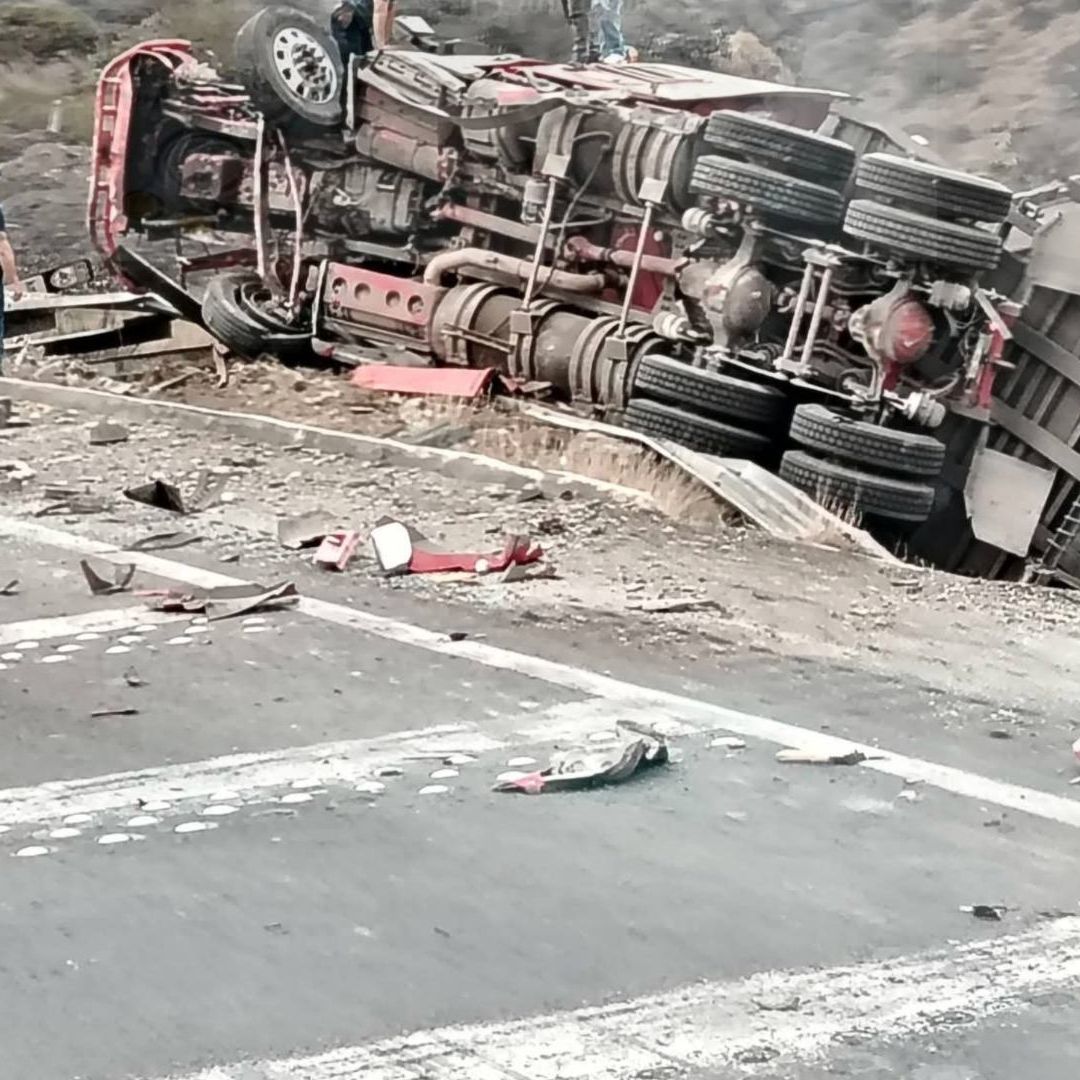 Volcadura Tráiler Caseta 57 Autopista Arco Norte Tlaxcala Conductor Ileso