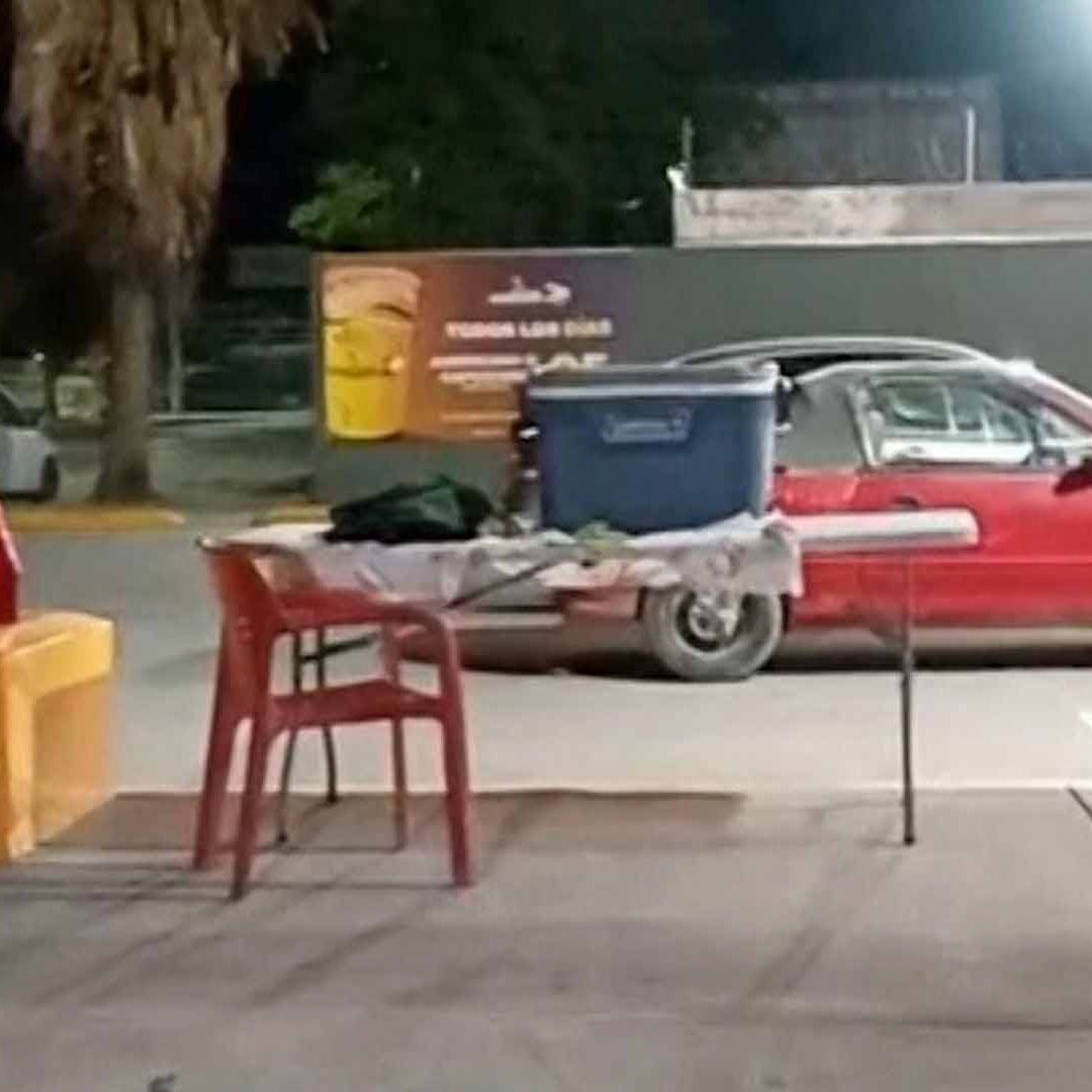 Conductor Estuvo a Punto de Arrollar a Personas que Cenaban en Puesto de Burritos en Torreón