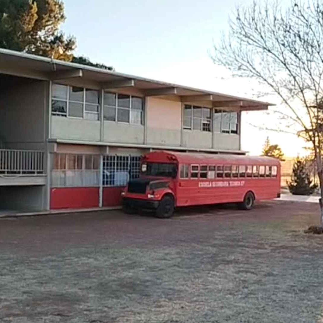 Menor muere en secundaria tras caerle portería de futbol