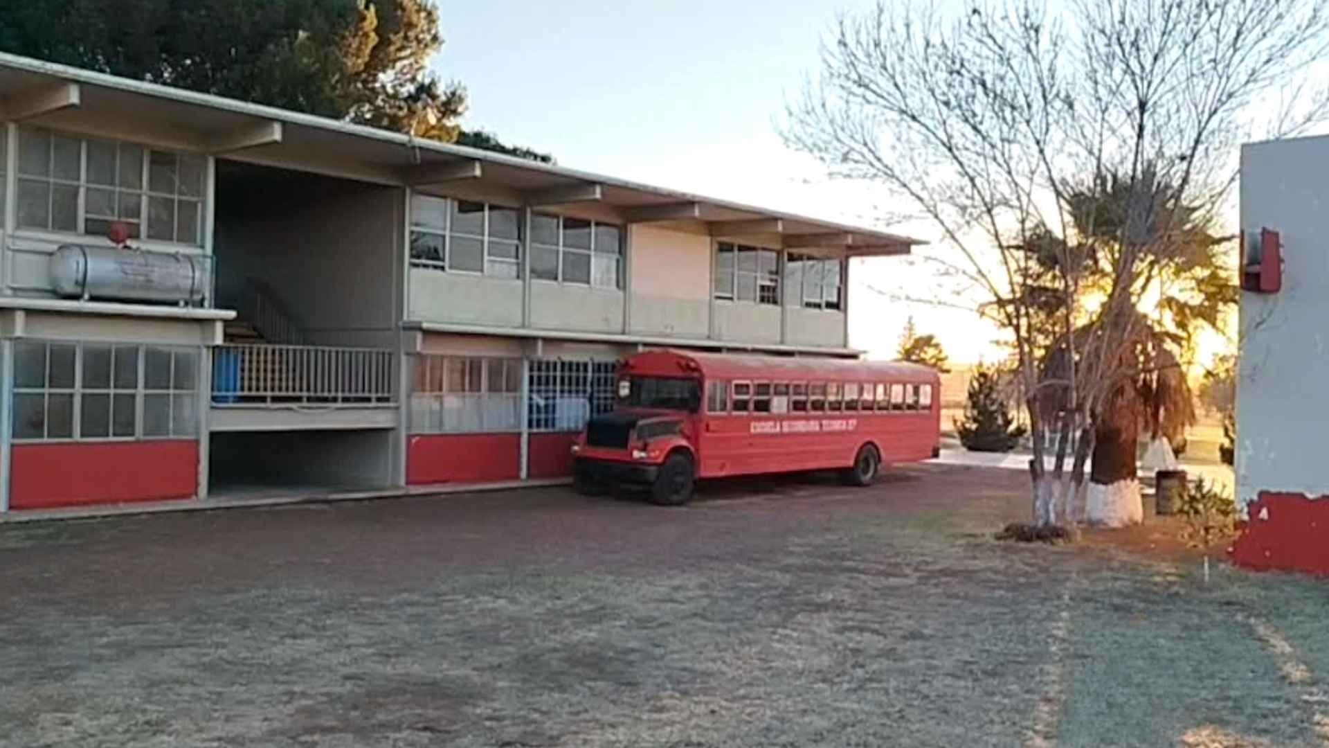Menor muere en secundaria tras caerle portería de futbol