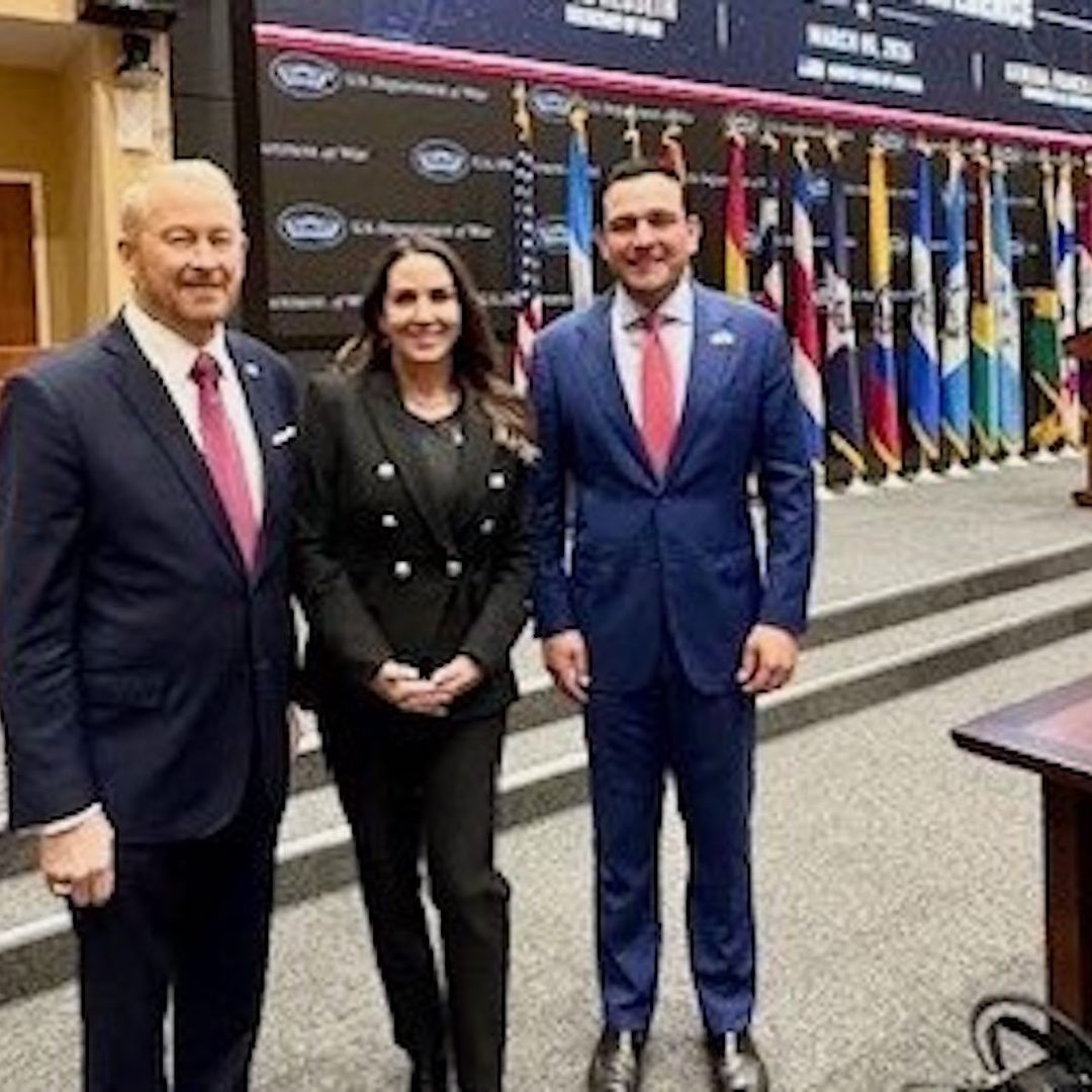 Ronald Johnson con el embajador de Panamá en la Conferencia de las Américas contra los Cárteles