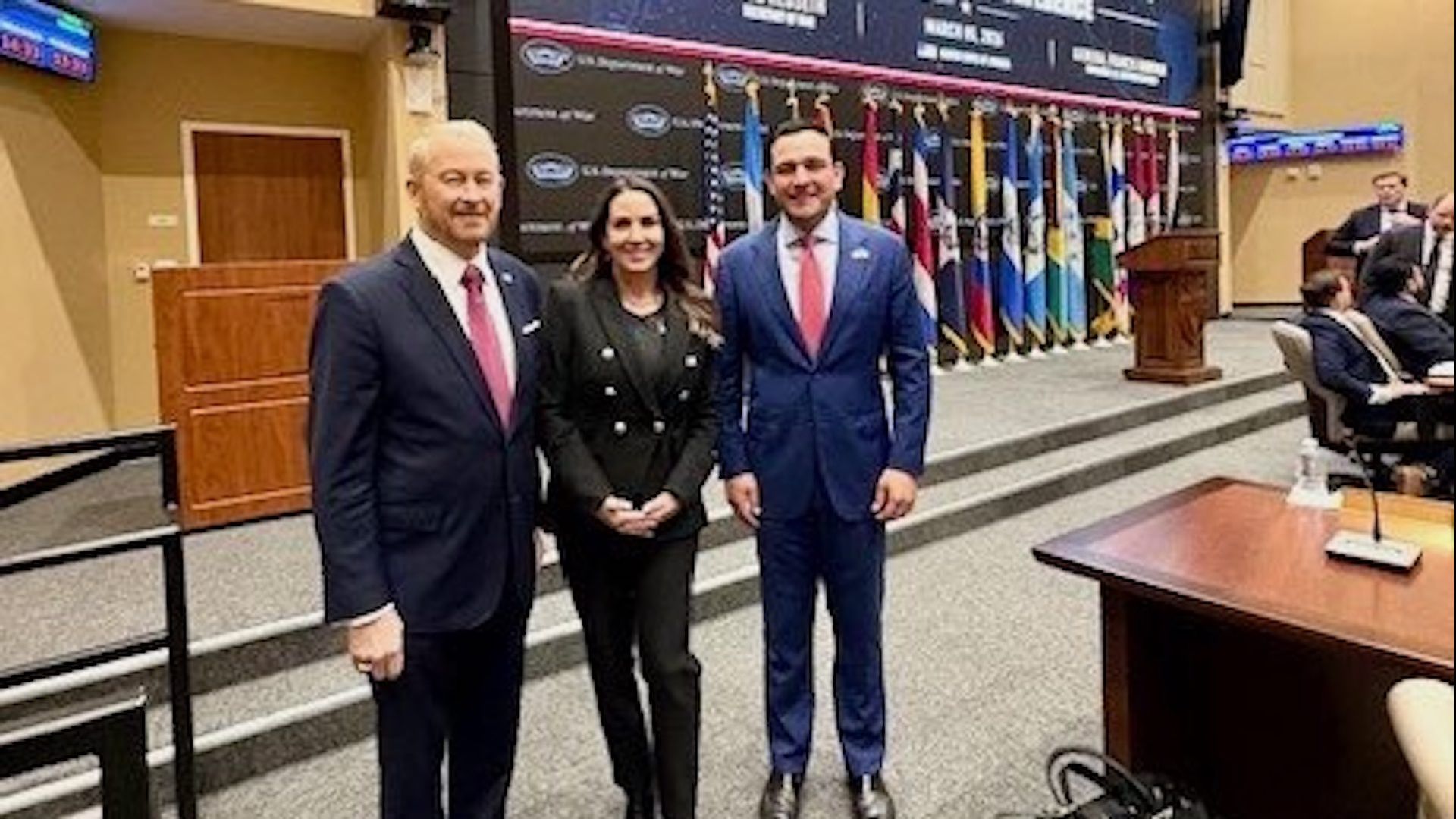 Ronald Johnson con el embajador de Panamá en la Conferencia de las Américas contra los Cárteles