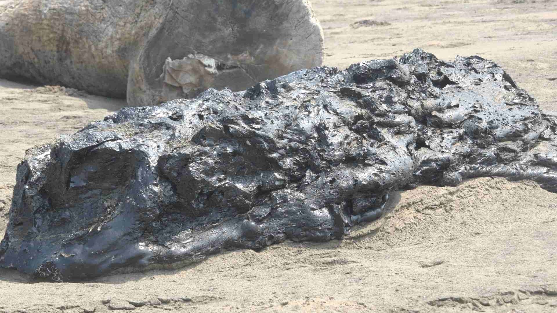 Pescadores de Sontecomapan al Sur de Veracruz Reportan Hidrocarburo Solidificado en la Costa Catemaco Los Tuxtlas