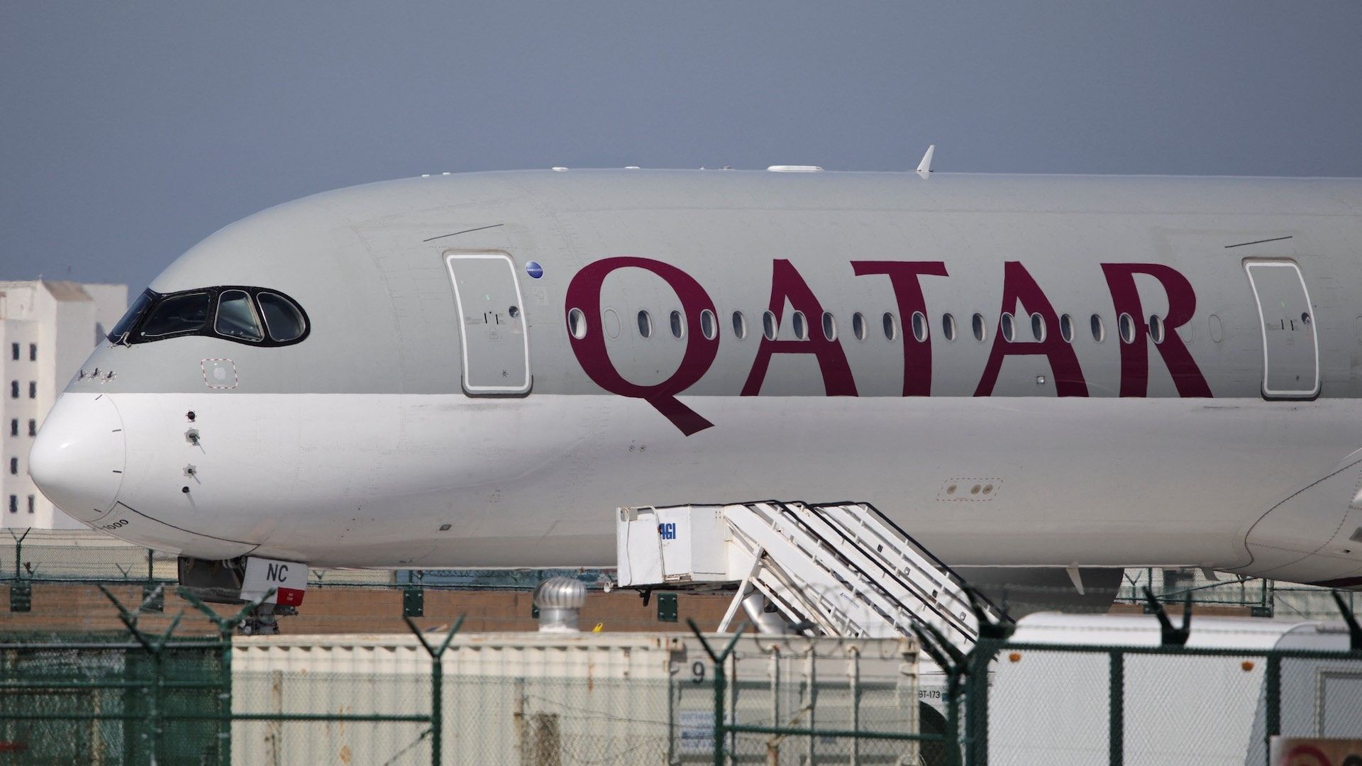 Catar reabre de forma limitada su espacio aéreo tras ataques de Irán