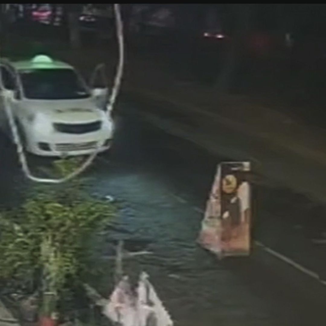Momento en que empujan taxi hacia Naucalpan
