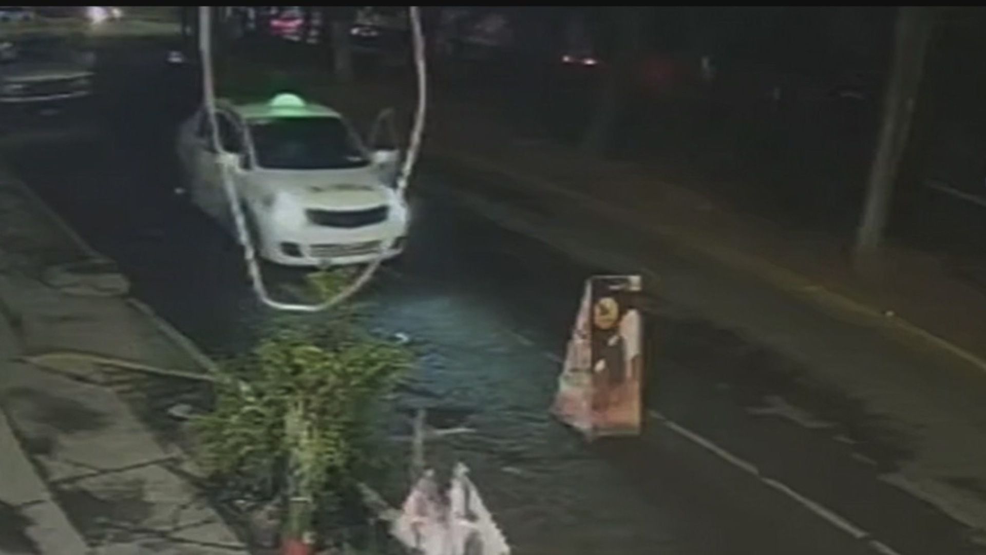 Momento en que empujan taxi hacia Naucalpan