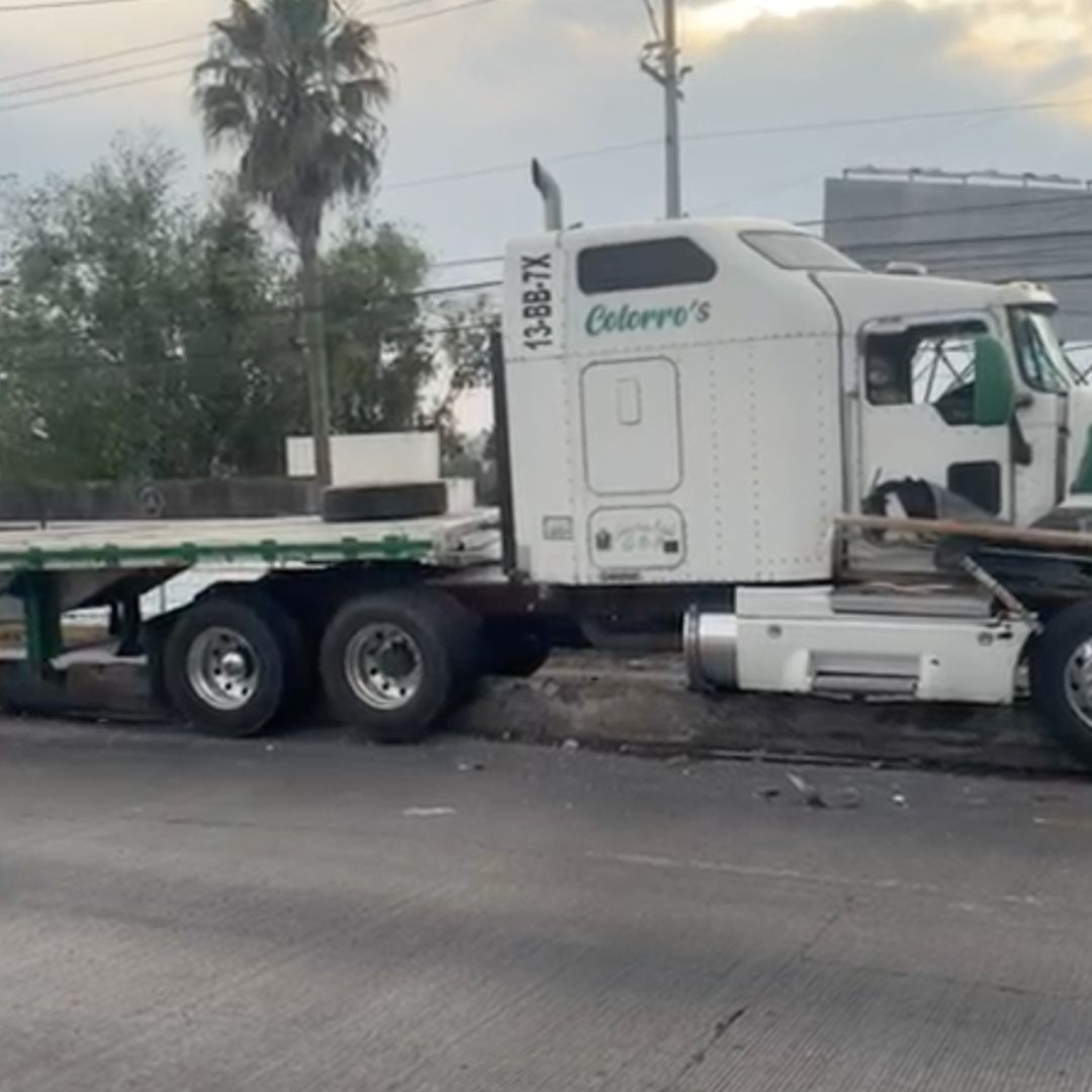 Choque Accidente Tráiler Estructura Metálica Ciclovía Bulevar Esteban de Antuñano Puebla
