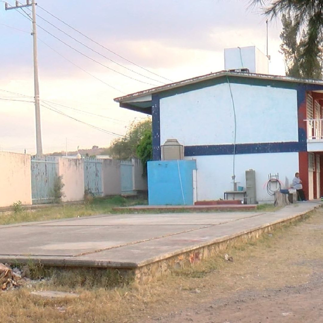 Asaltaron a una mujer y a su esposo afuera de una escuela primaria en El Salto
