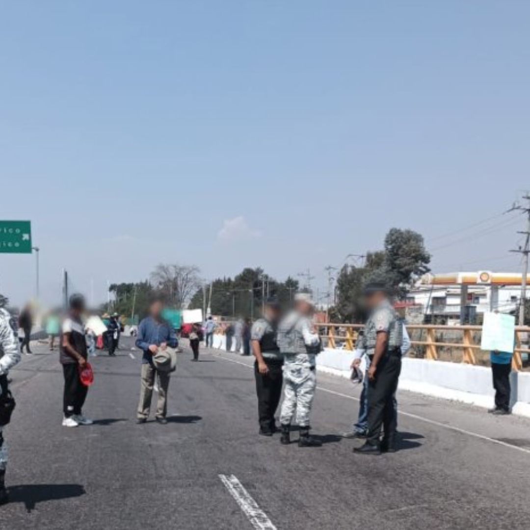 Bloqueo en la Autopista Puebla Orizaba altura Periférico Ecológico Manifestación Regreso Camiones Ruta 100