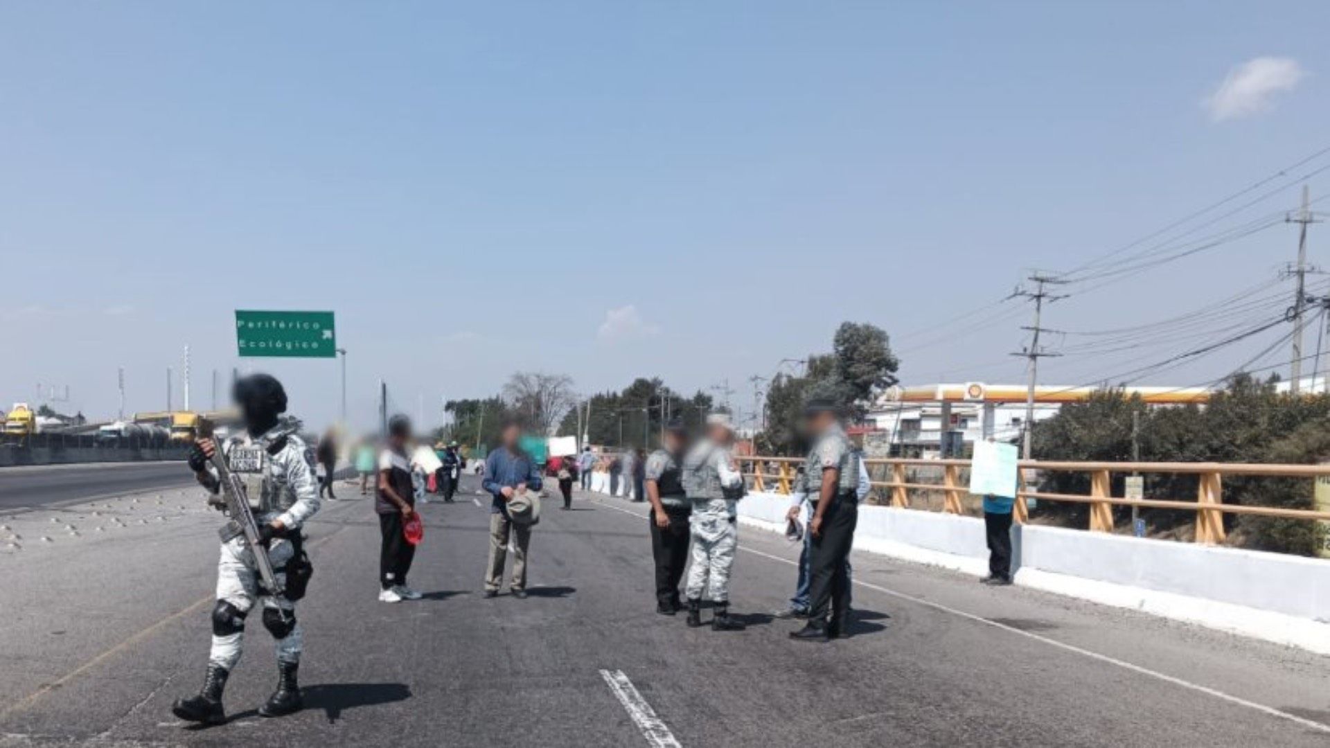 Bloqueo en la Autopista Puebla Orizaba altura Periférico Ecológico Manifestación Regreso Camiones Ruta 100