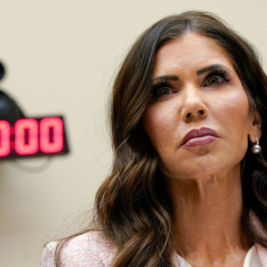El movimiento implica la salida de Kristi Noem del cargo.