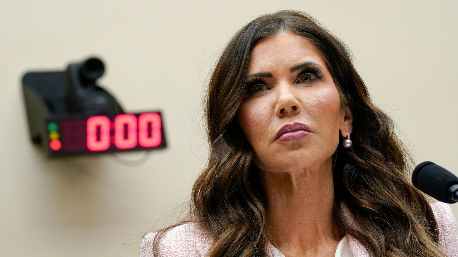 El movimiento implica la salida de Kristi Noem del cargo.