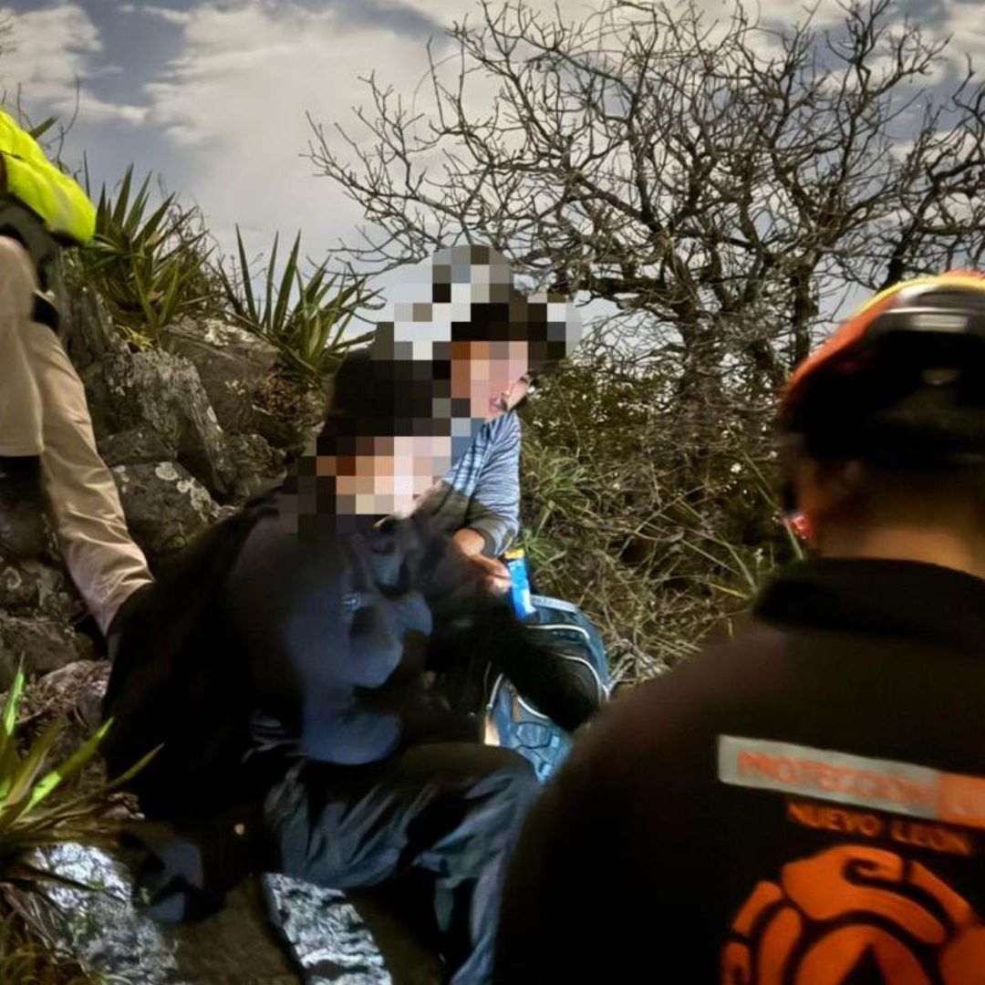 Brigadistas rescatan a jóvenes del Cerro de la Silla