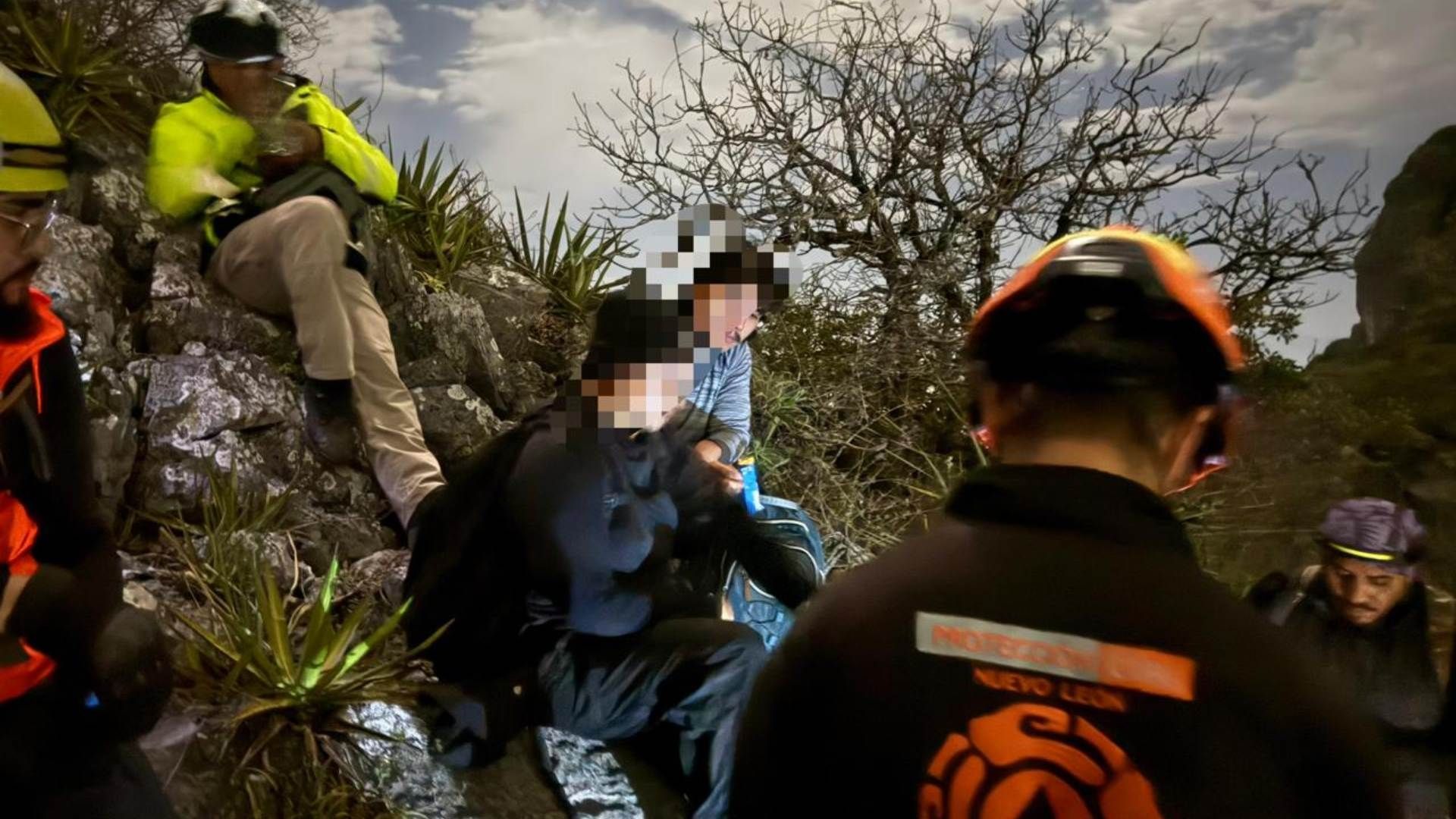 Brigadistas rescatan a jóvenes del Cerro de la Silla