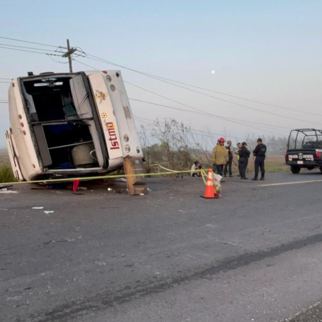 Acordonamiento de seguridad por autobús volcado en la carretera Veracruz-Alvarado.