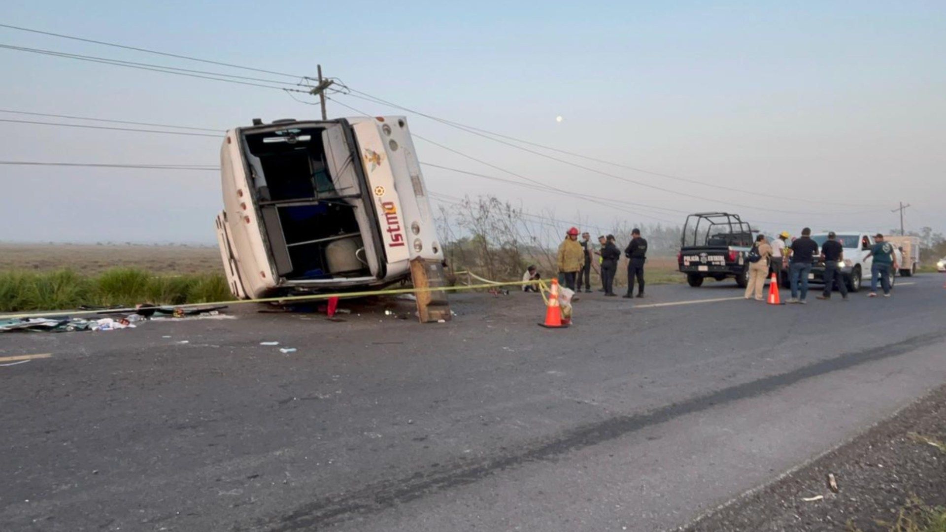 Acordonamiento de seguridad por autobús volcado en la carretera Veracruz-Alvarado.