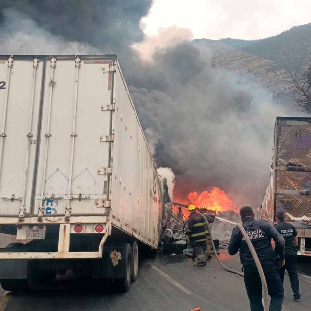 Choque Entre Tráileres Provoca Incendio y Cierre en Carretera 'Los Chorros'