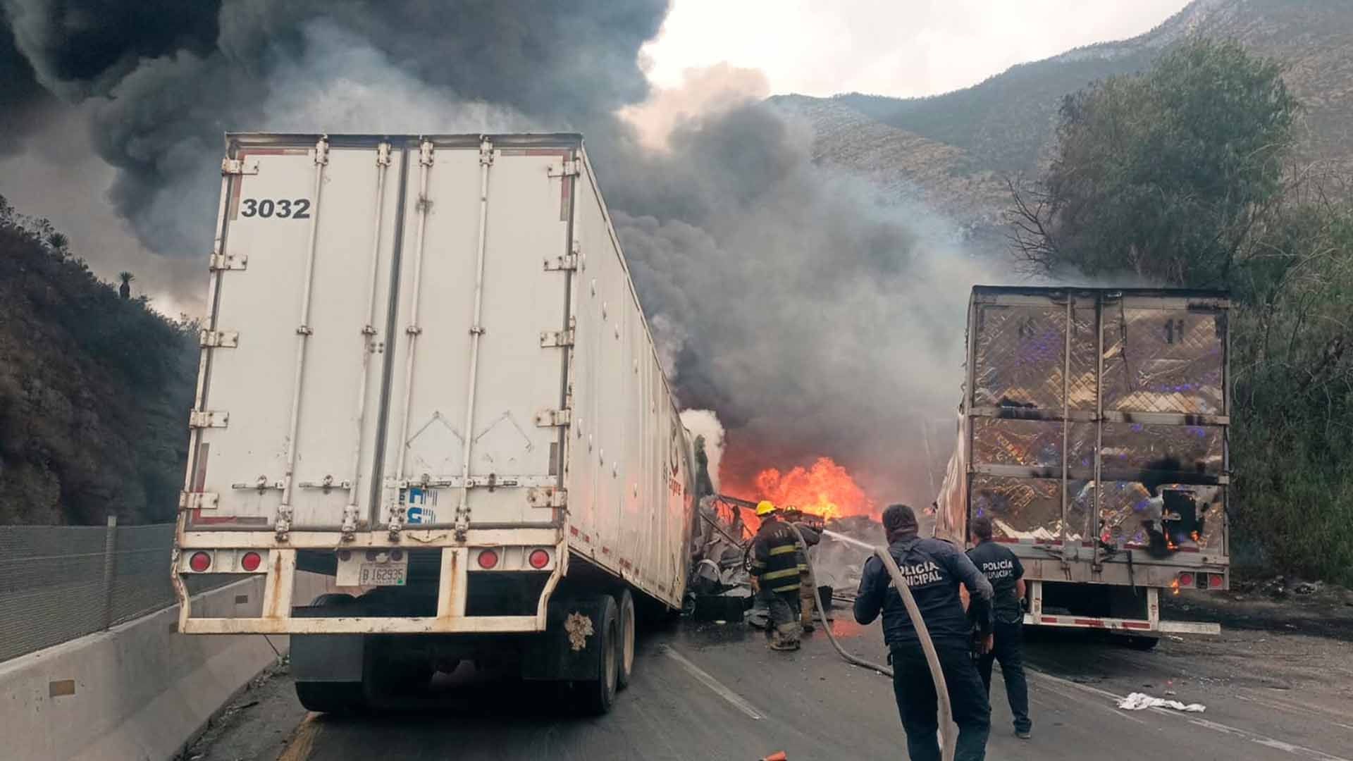 Choque Entre Tráileres Provoca Incendio y Cierre en Carretera 'Los Chorros'