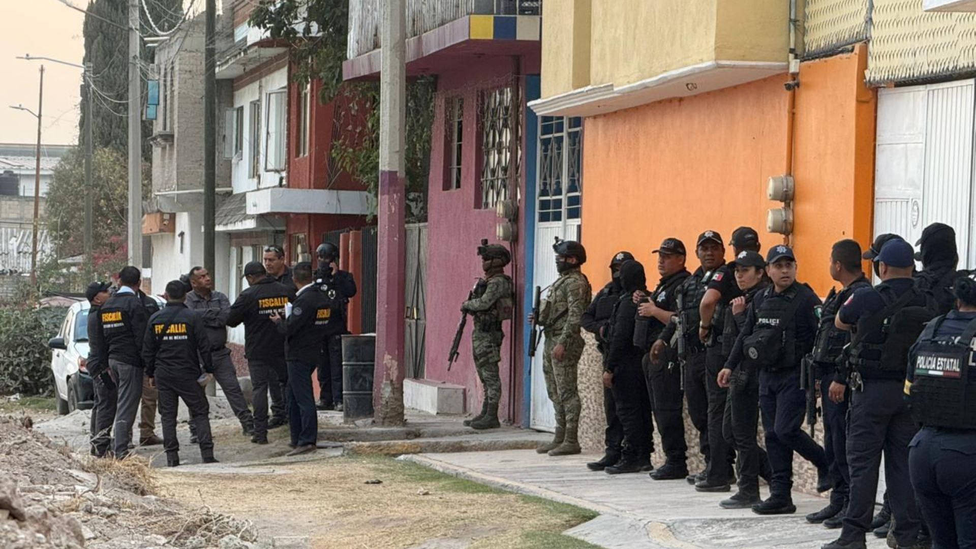 Hallan Taller de Fabricación de Uniformes de Fuerzas Armadas Falsos en Ecatepec, Edomex