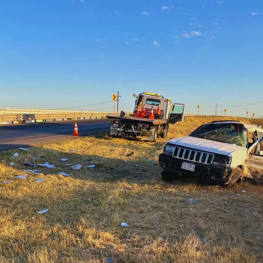 Hombre resulta lesionado tras accidente en la carretera Delicias–Chihuahua