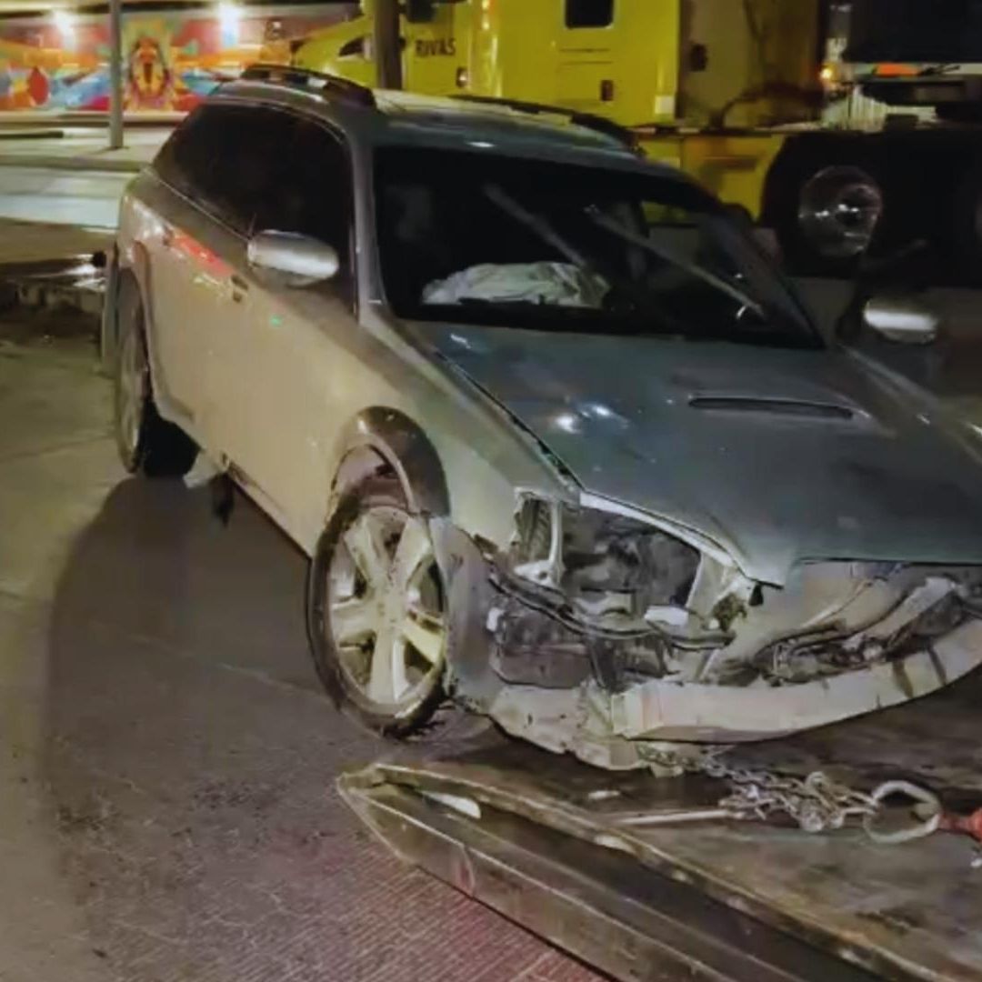 Conductora Pierde el Control de su Vehículo y Choca Contra Camellón