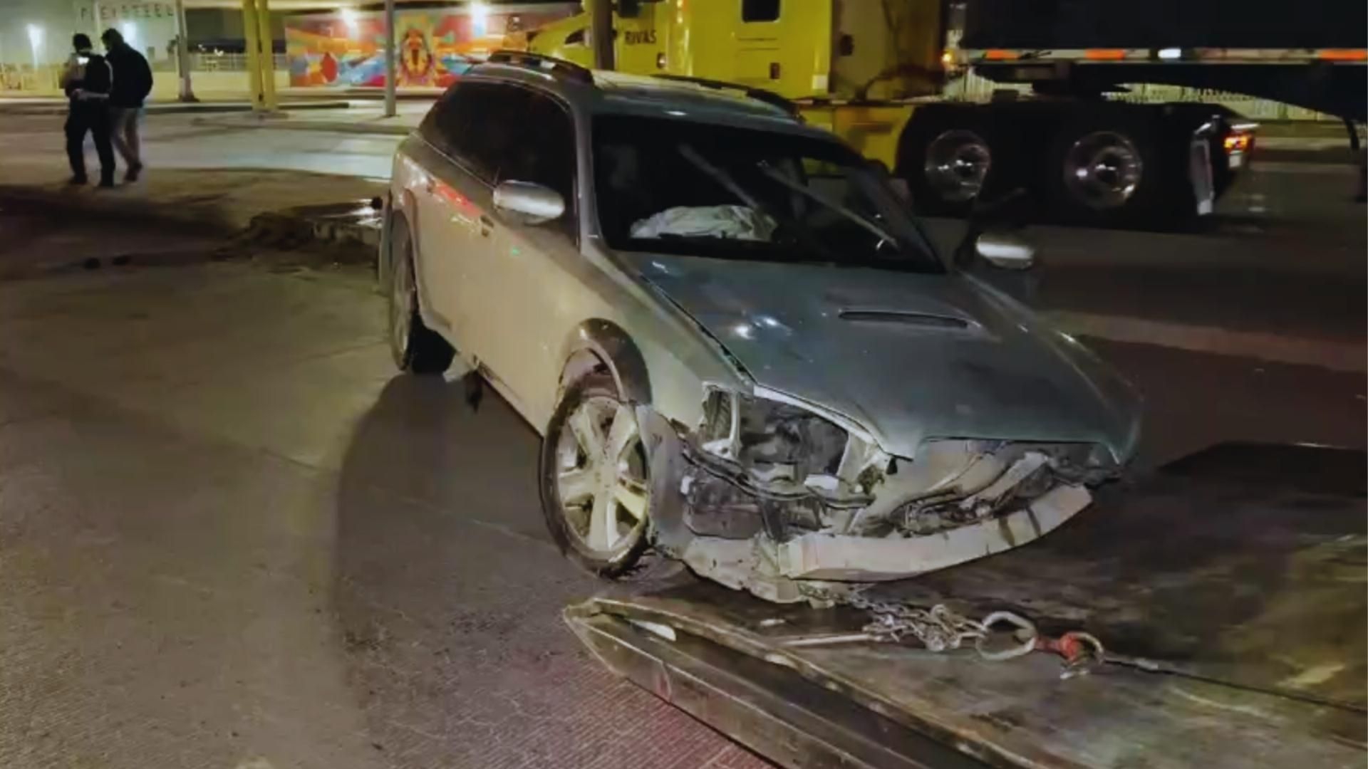 Conductora Pierde el Control de su Vehículo y Choca Contra Camellón